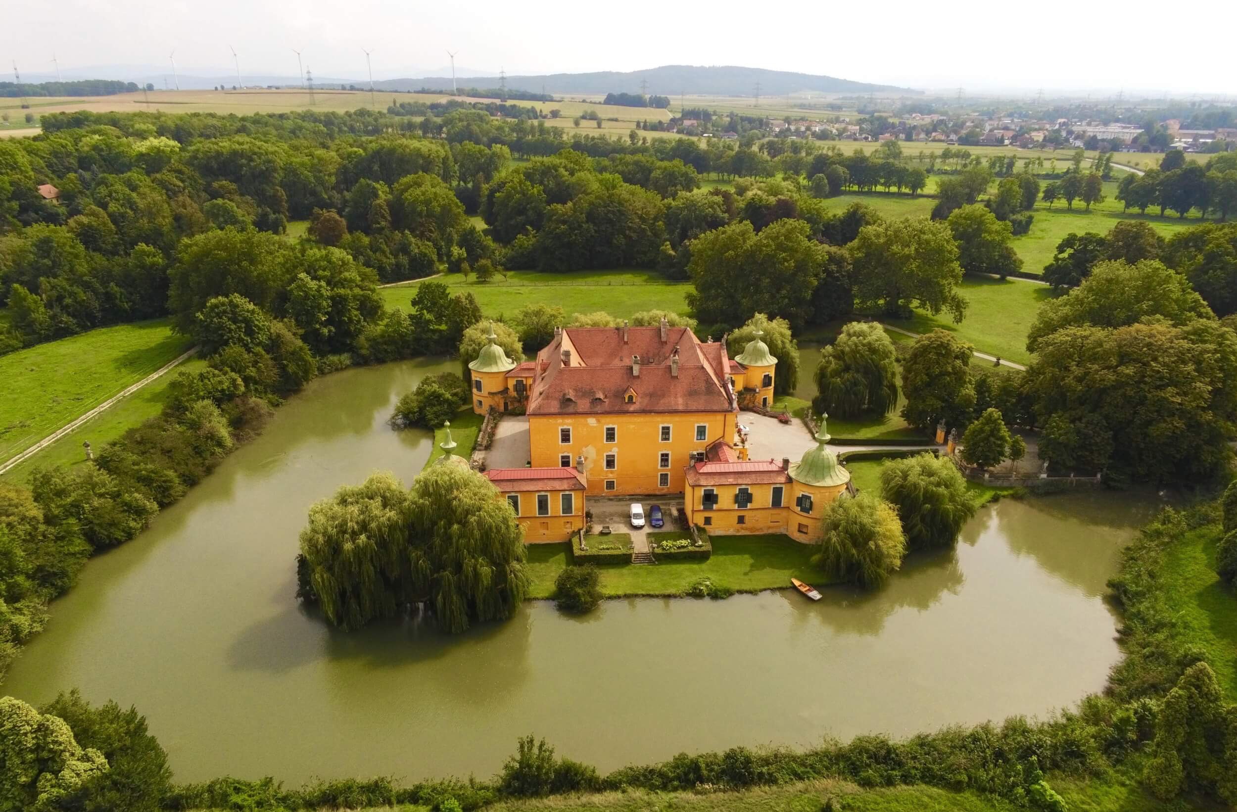 schloss wasserburg drone wide